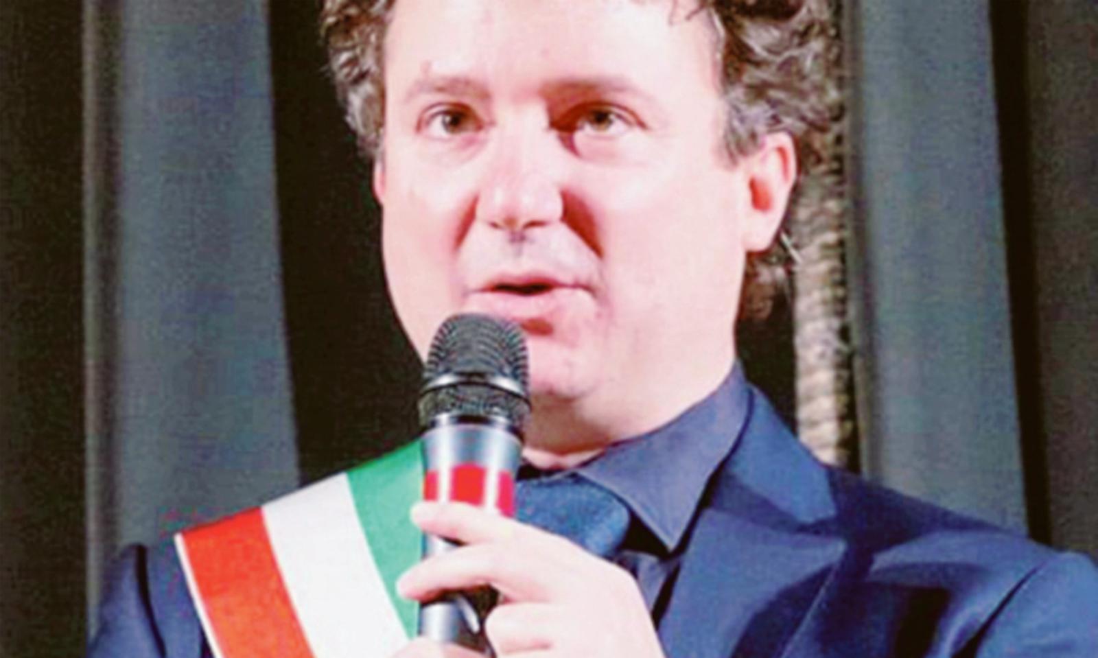 L'ex sindaco dona 5mila euro al sociale