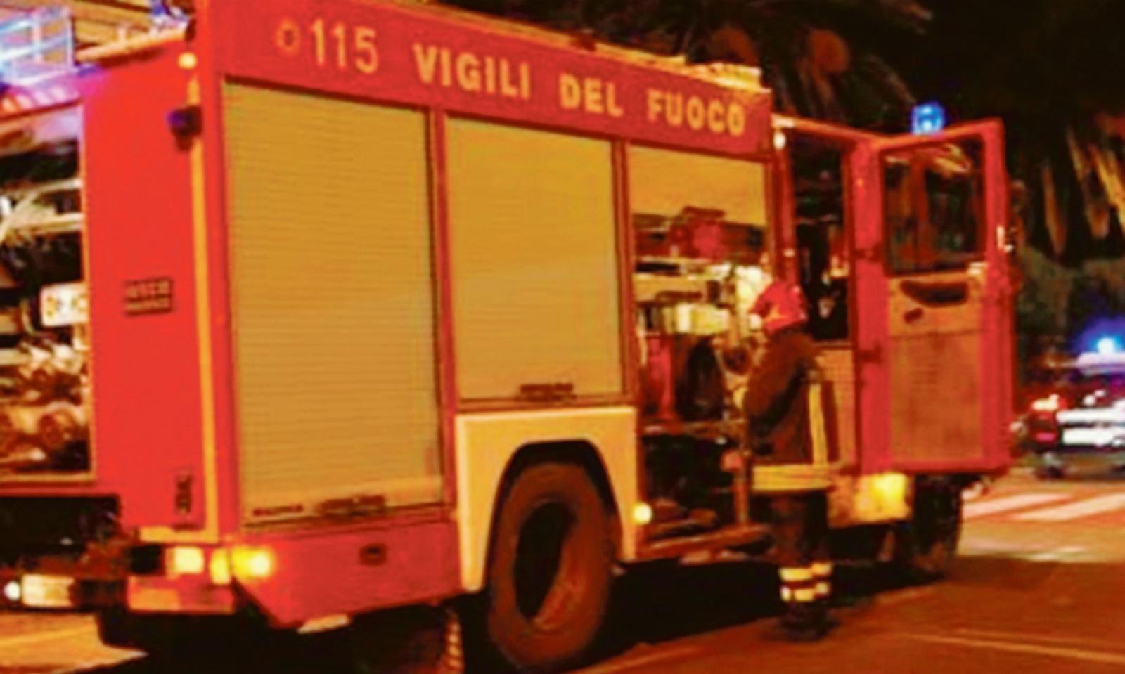 Fiamme in casa, donna all&rsquo;ospedale