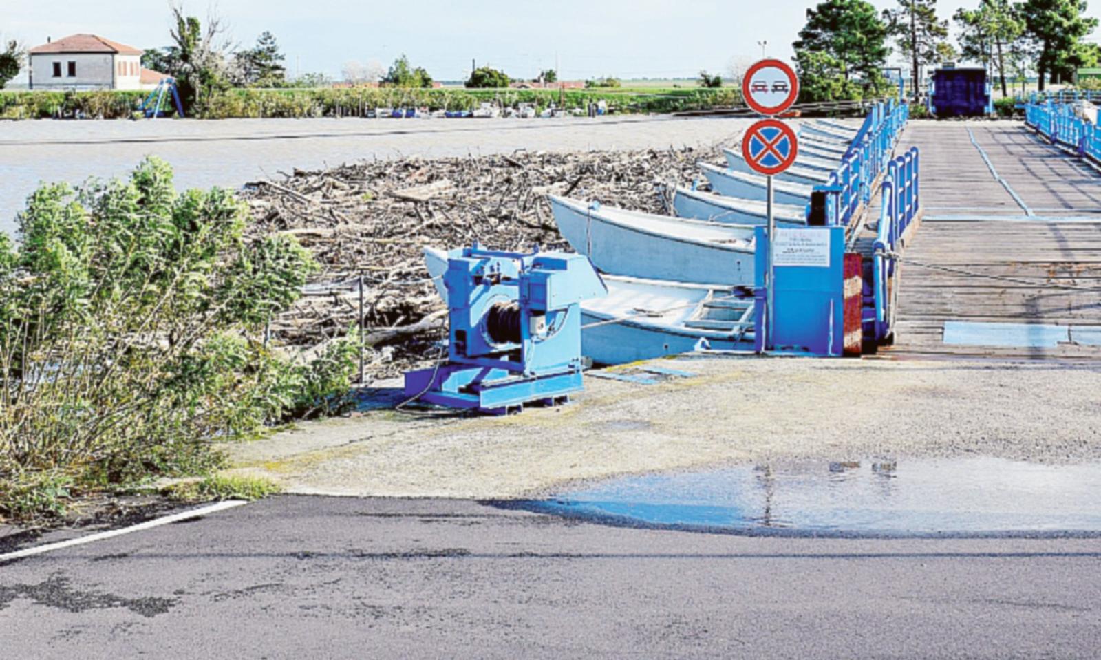 &ldquo;Ponte di barche in sofferenza&rdquo;