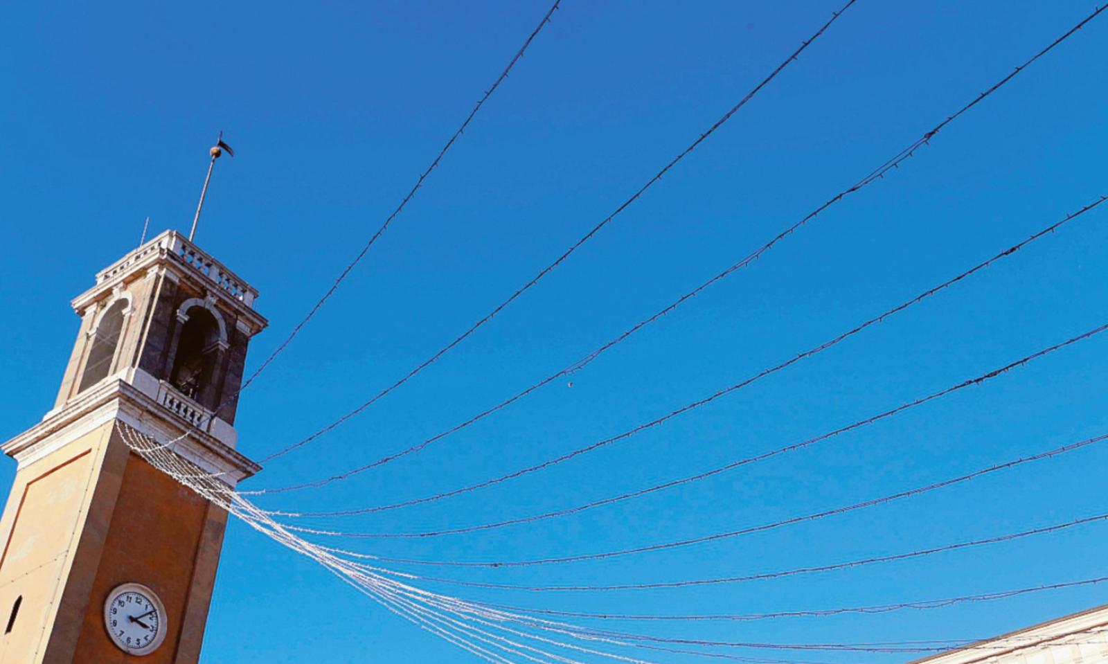 &ldquo;Bene le luminarie, abbiamo bisogno di felicit&agrave;&rdquo;