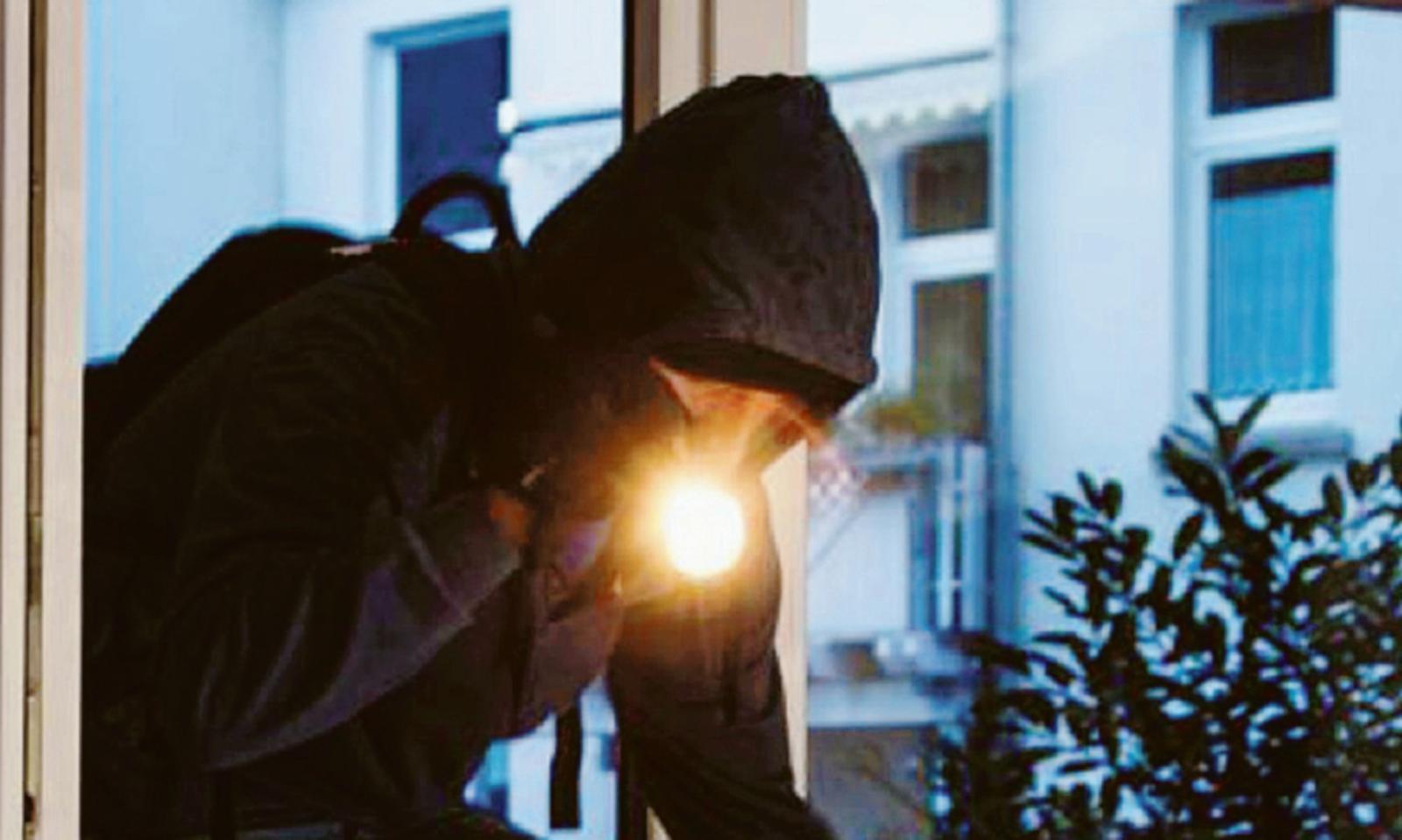 Lei dorme, i ladri le vuotano casa