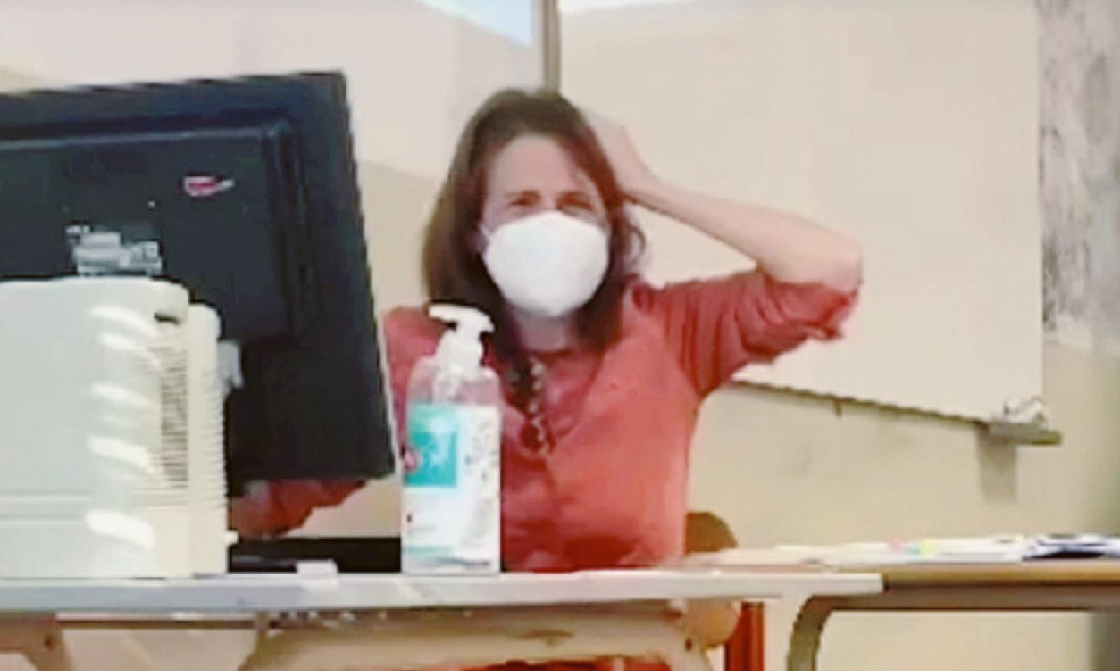 Prof impallinata in classe si tenta una mediazione