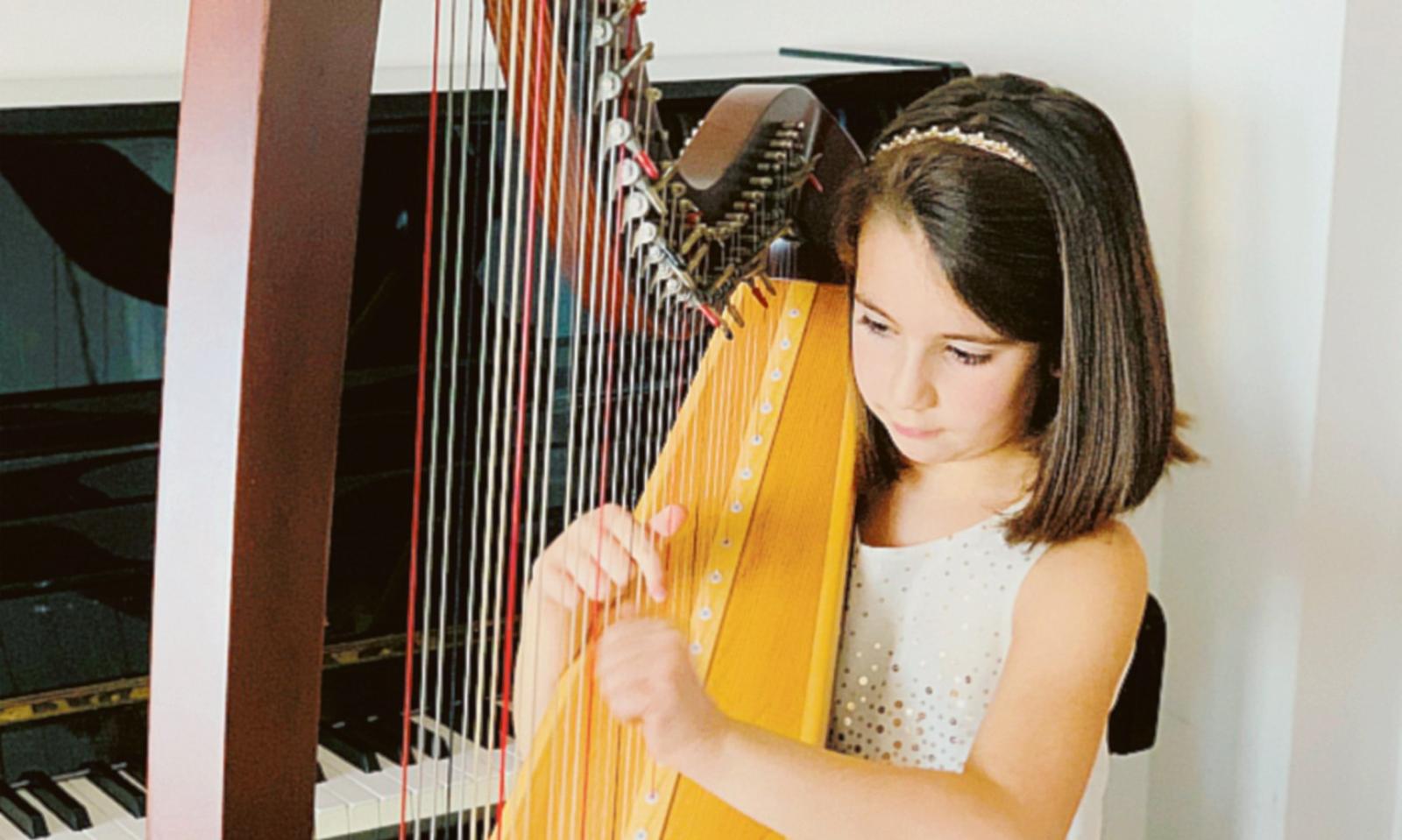 A 10 anni &egrave; gi&agrave; una star dell'arpa