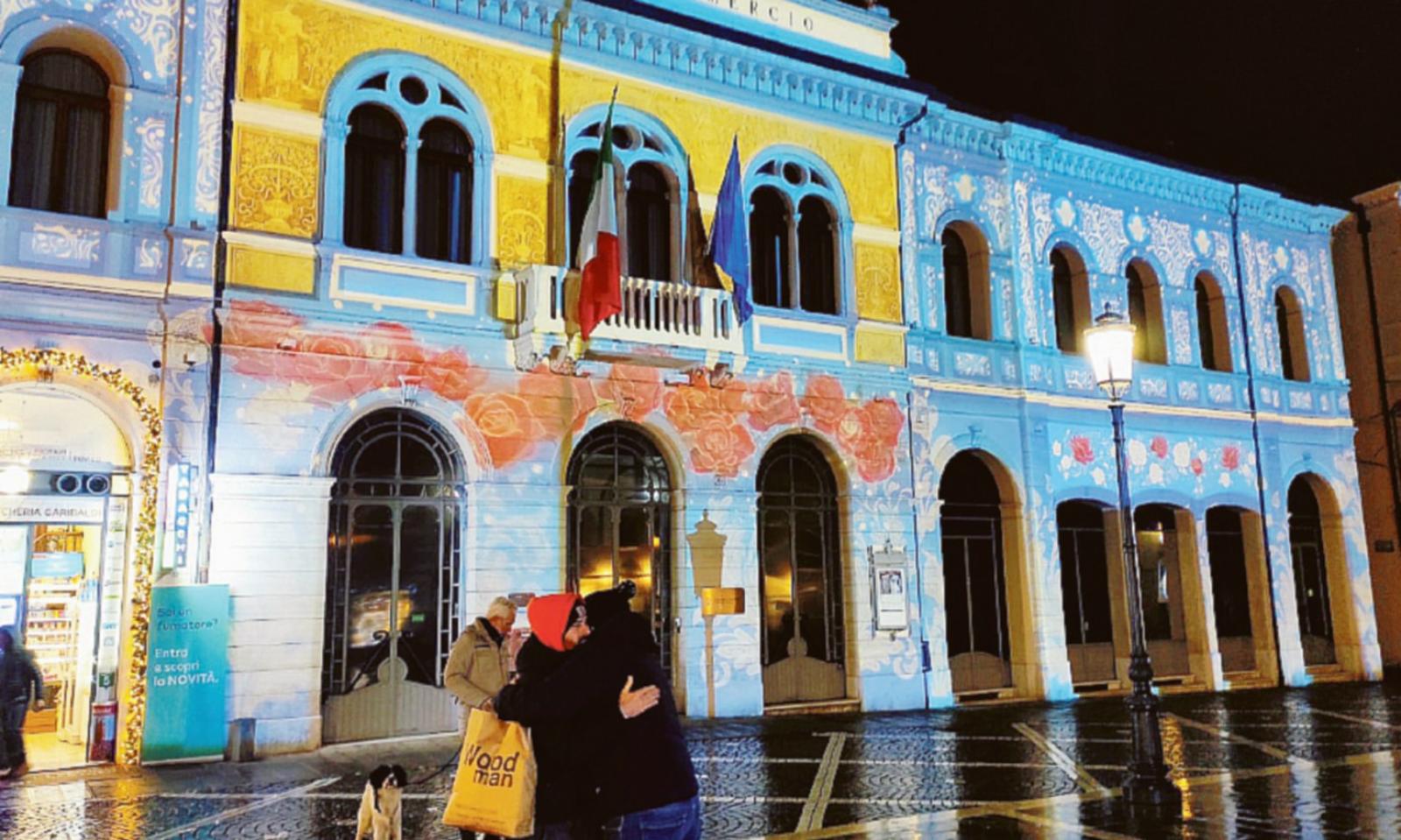 Videomapping, i palazzi si colorano a Natale