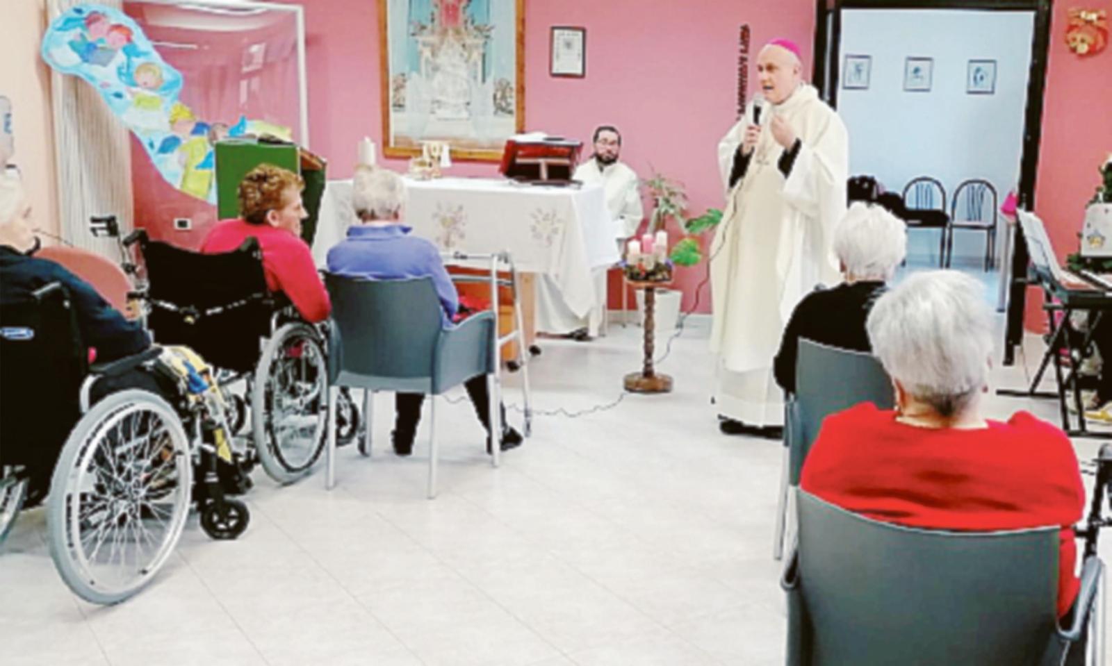 Il vescovo Dianin in visita al Ciass