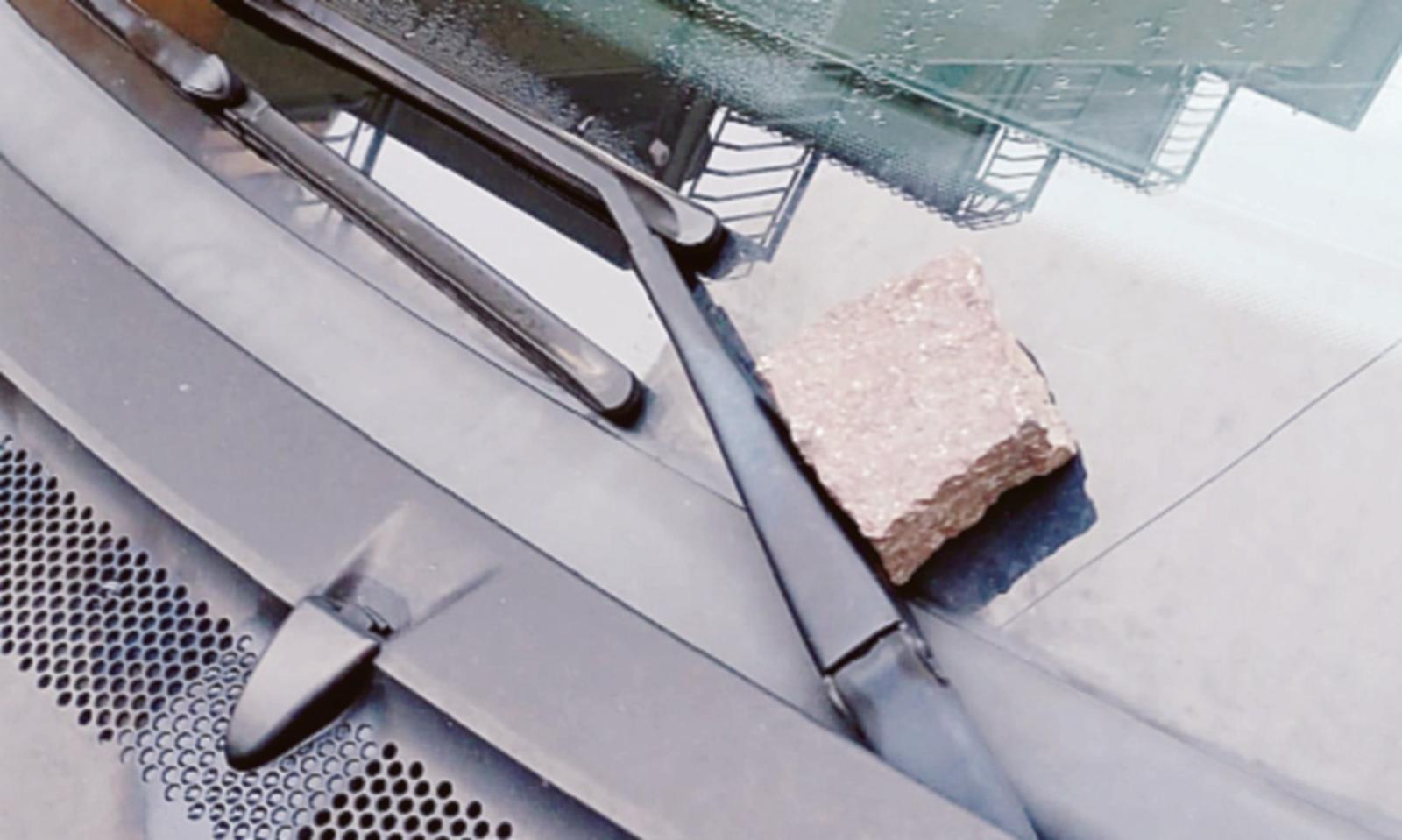 Sassaiola di Natale contro le auto