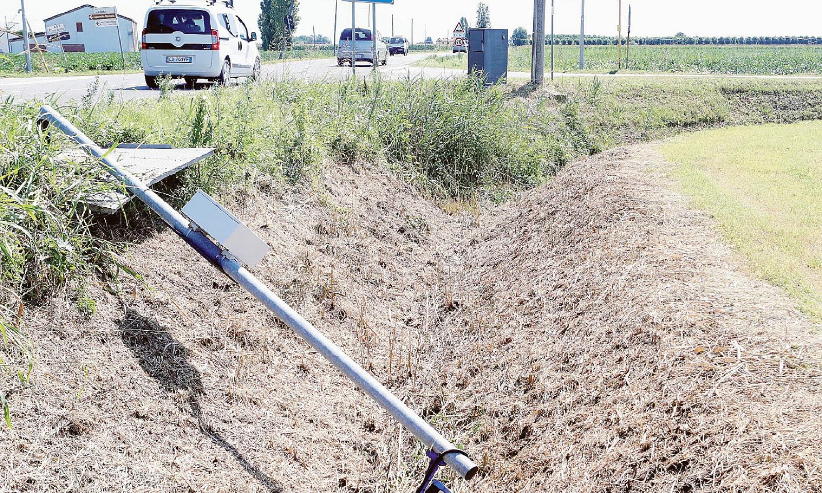 Nessuno sa chi sia, ma lui continua a "tagliare"