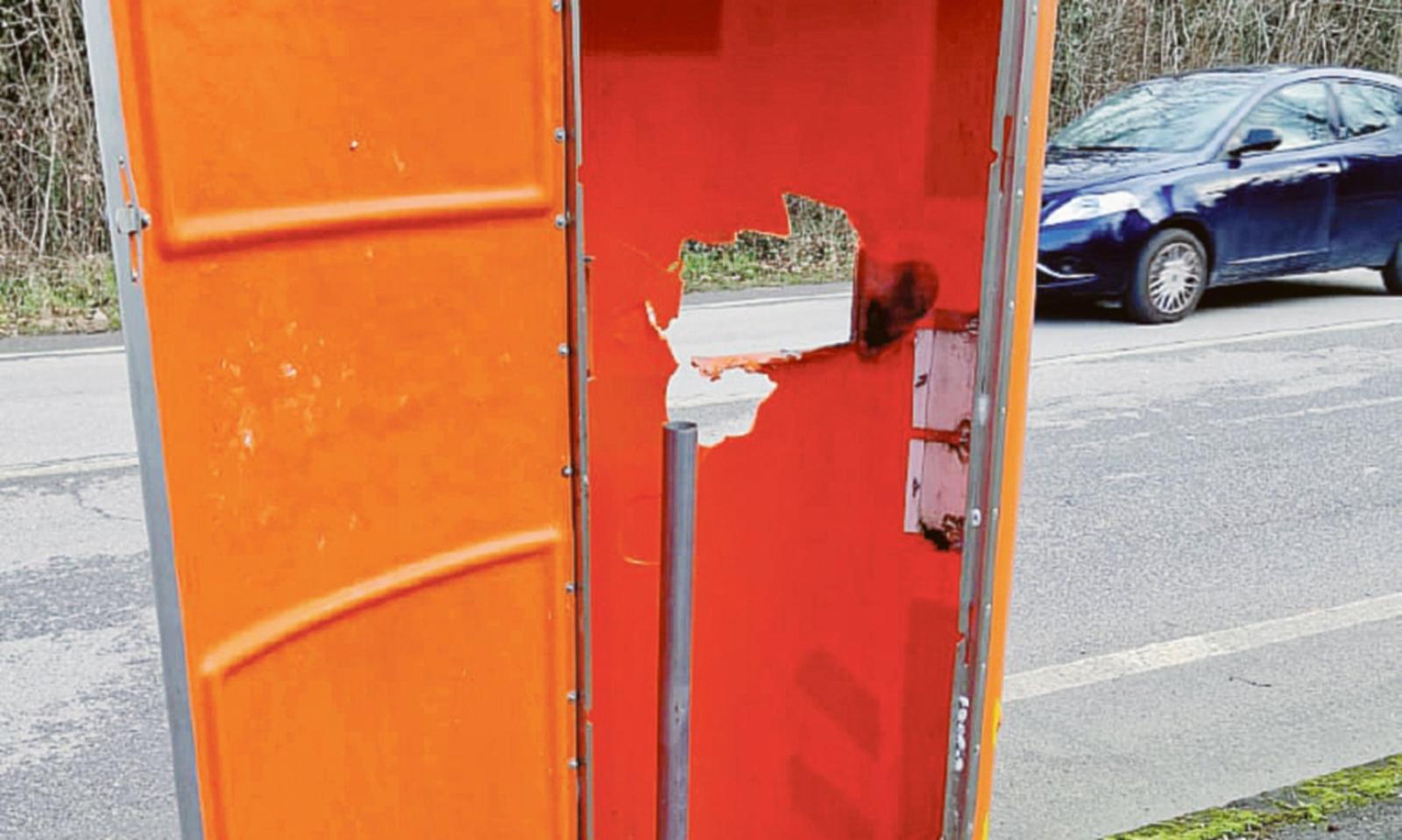 Petardi contro il velobox: distrutto