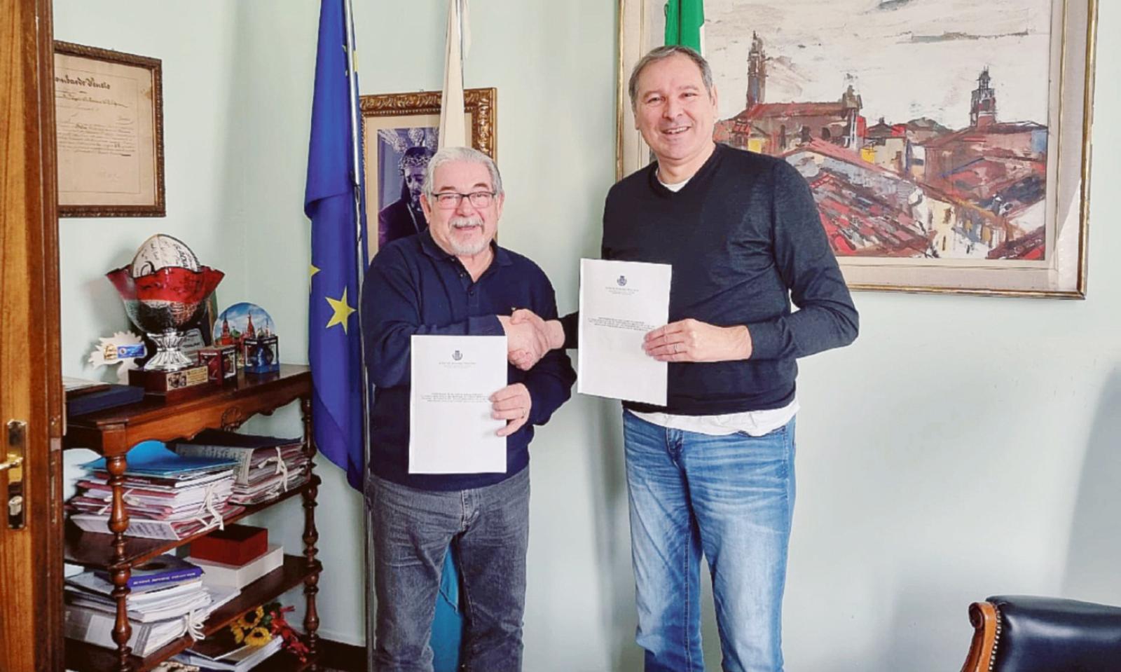 Stretta di mano tra Comune e Anc