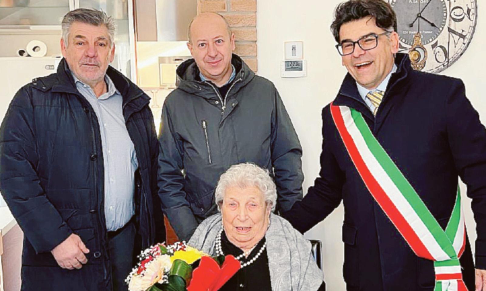 Auguri per i 100 anni di nonna Elsa