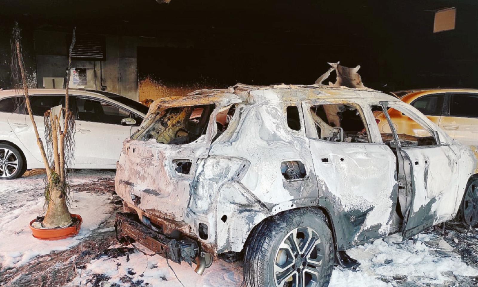 Incendio al concessionario, stabile sotto sequestro