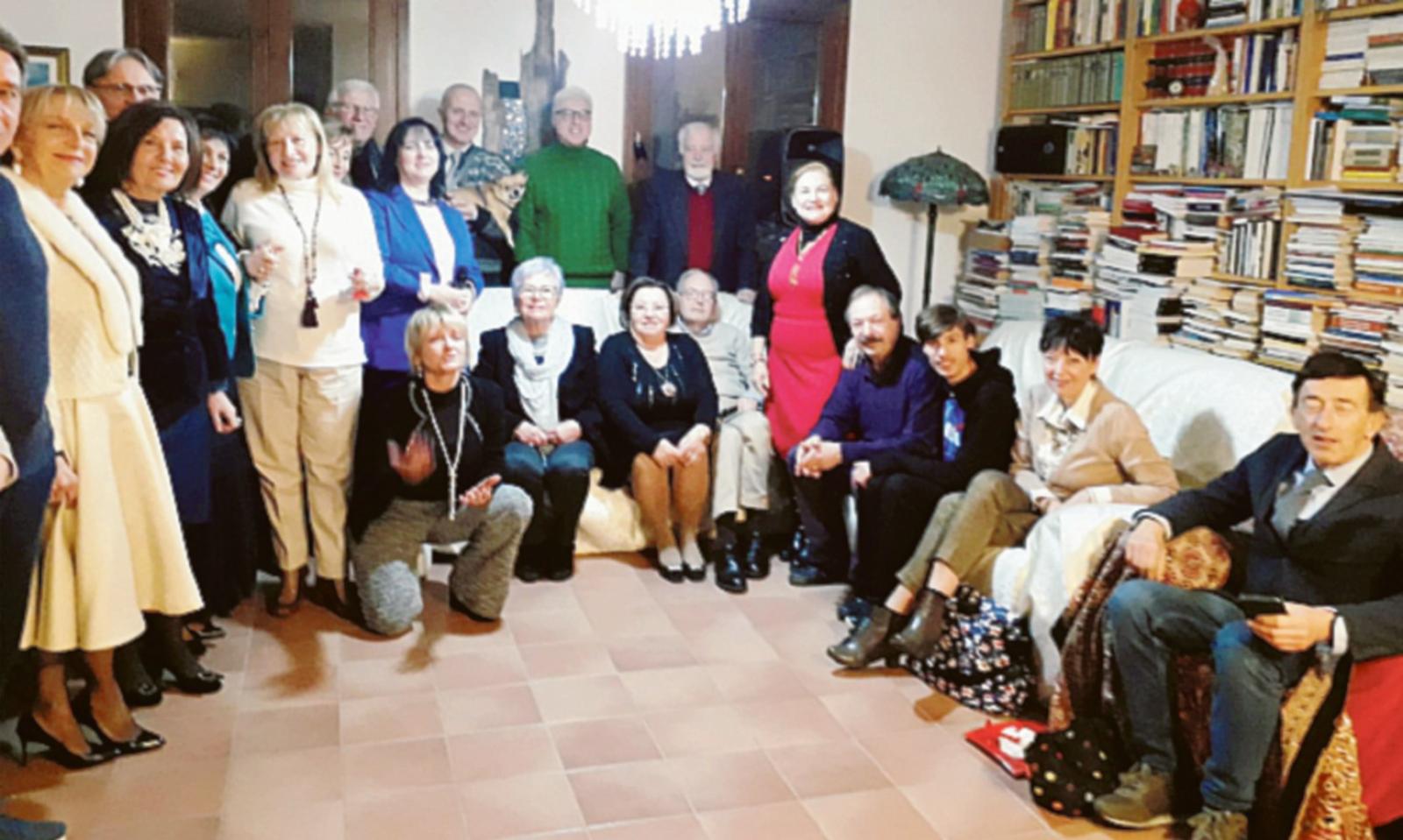 Compleanni e poesia in un salotto letterario