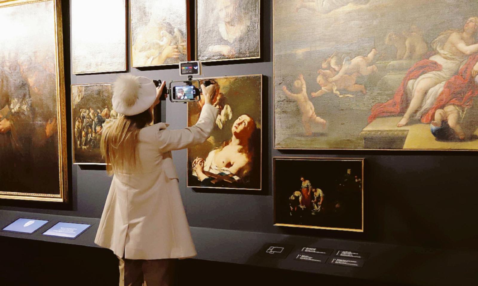 Musica e giovani ciceroni alla mostra