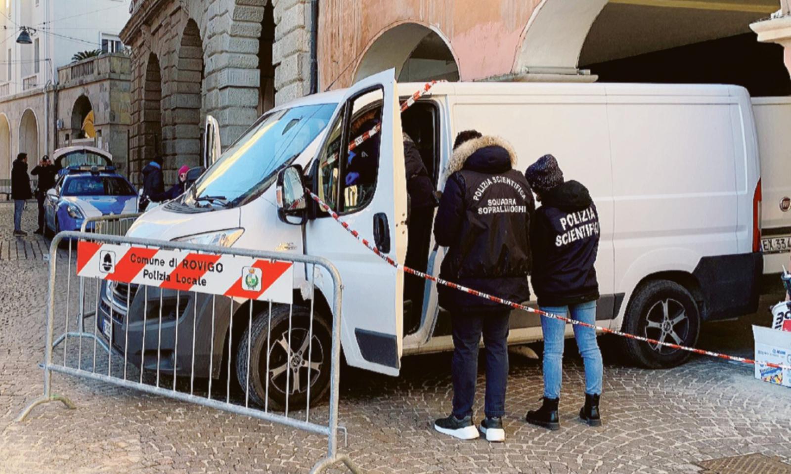 Cassaforte imbragata e furgone in moto: cos&igrave; &egrave; saltato il colpo alla gioielleria