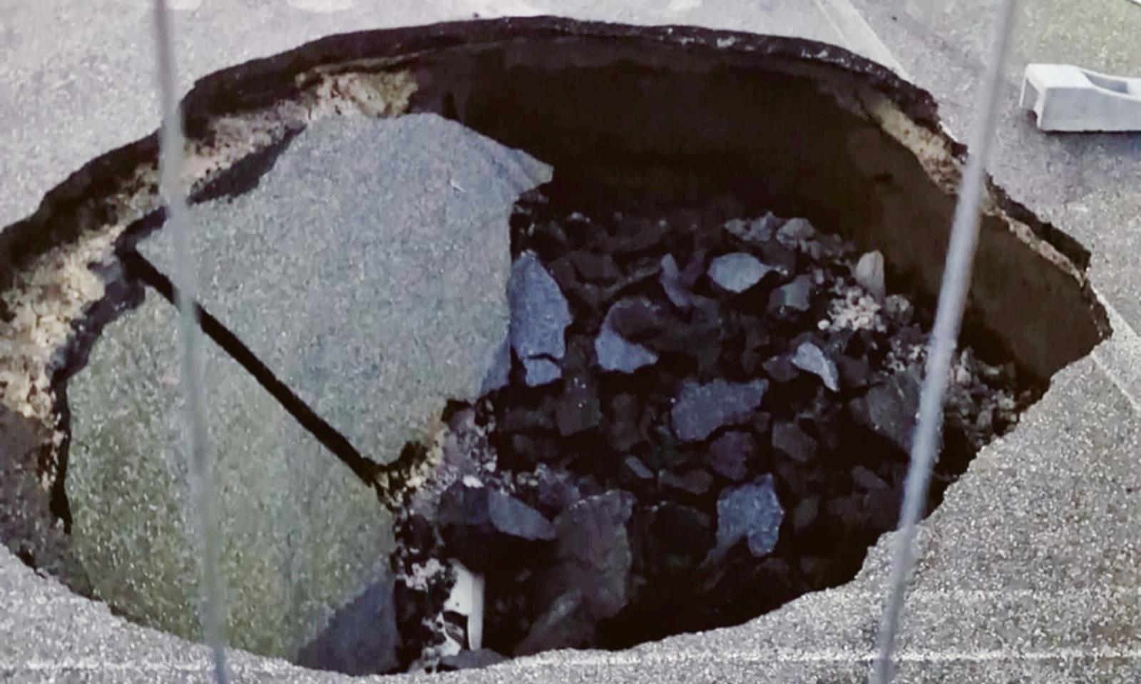 Voragine si apre in strada, paura