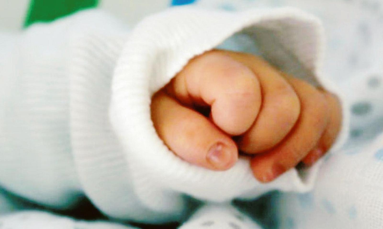 Bimbi e neonati picchiati, ustionati, affamati: genitori rom condannati