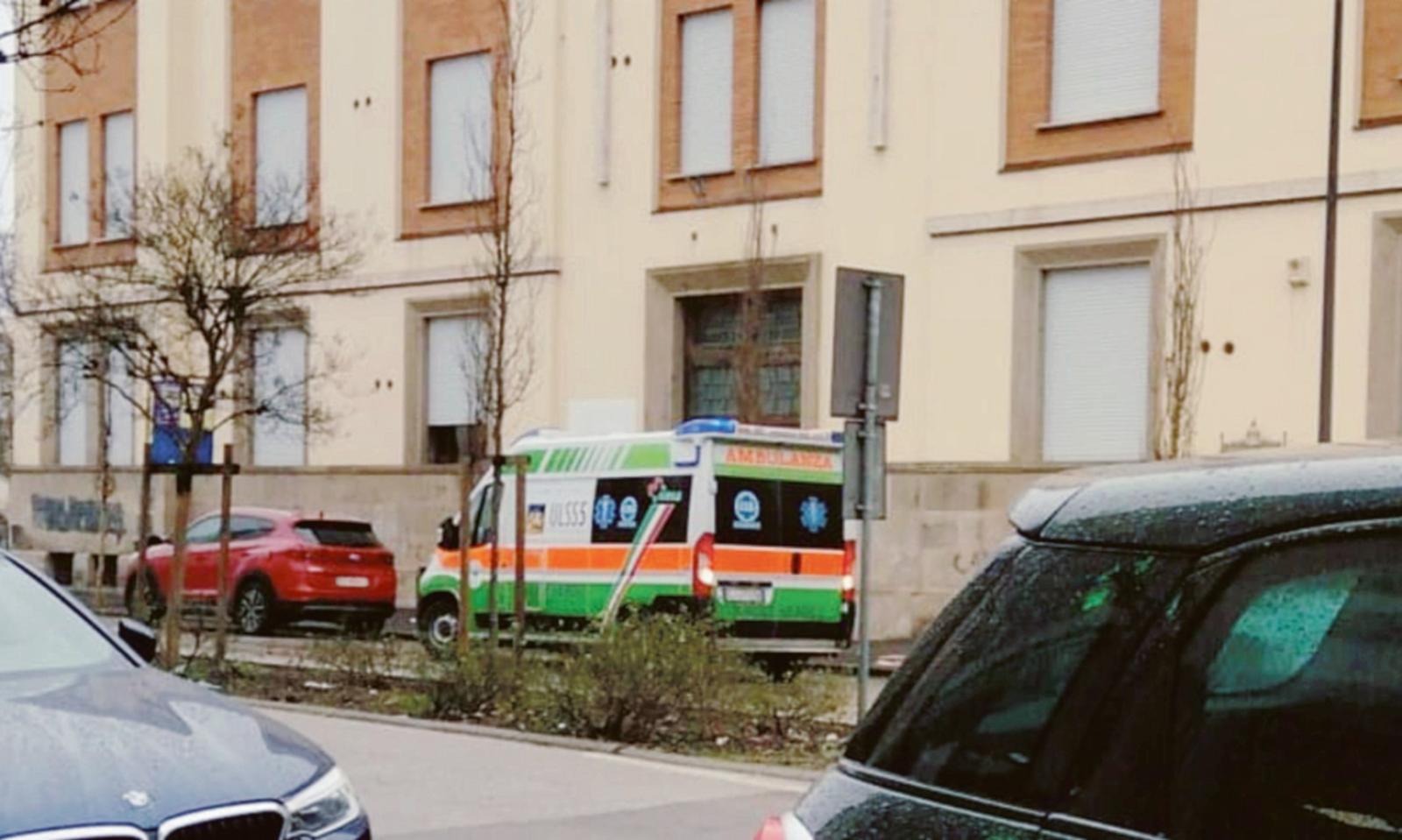 Incredibile: l&rsquo;ambulanza "intralcia", automobilista spazientito la sposta