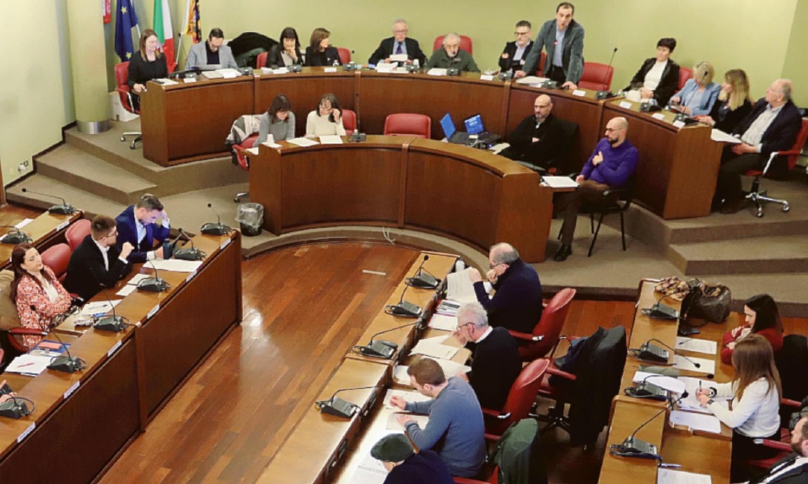 Piscina, bufera in aula e nulla di fatto