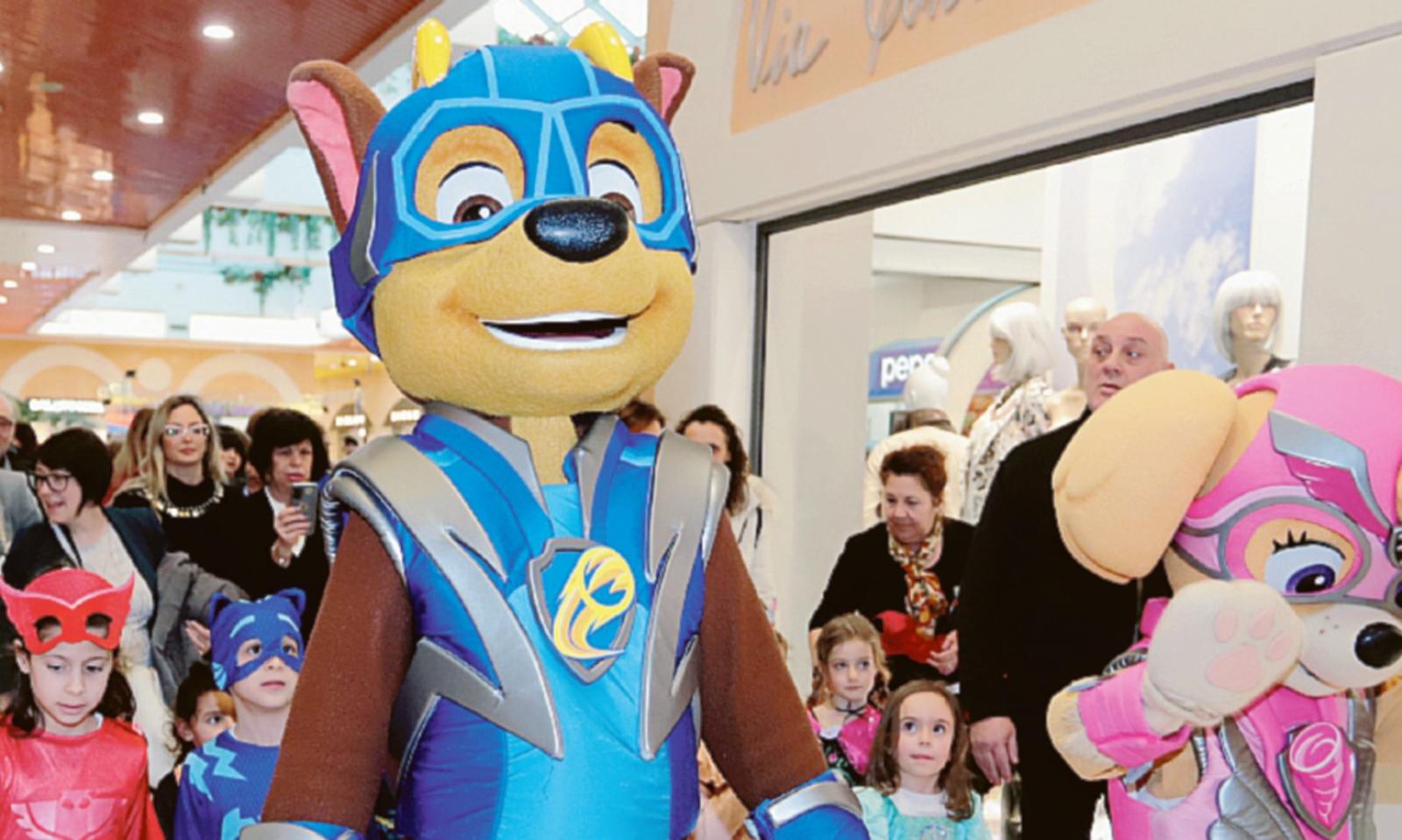 Sfilata di maschere e cartoon