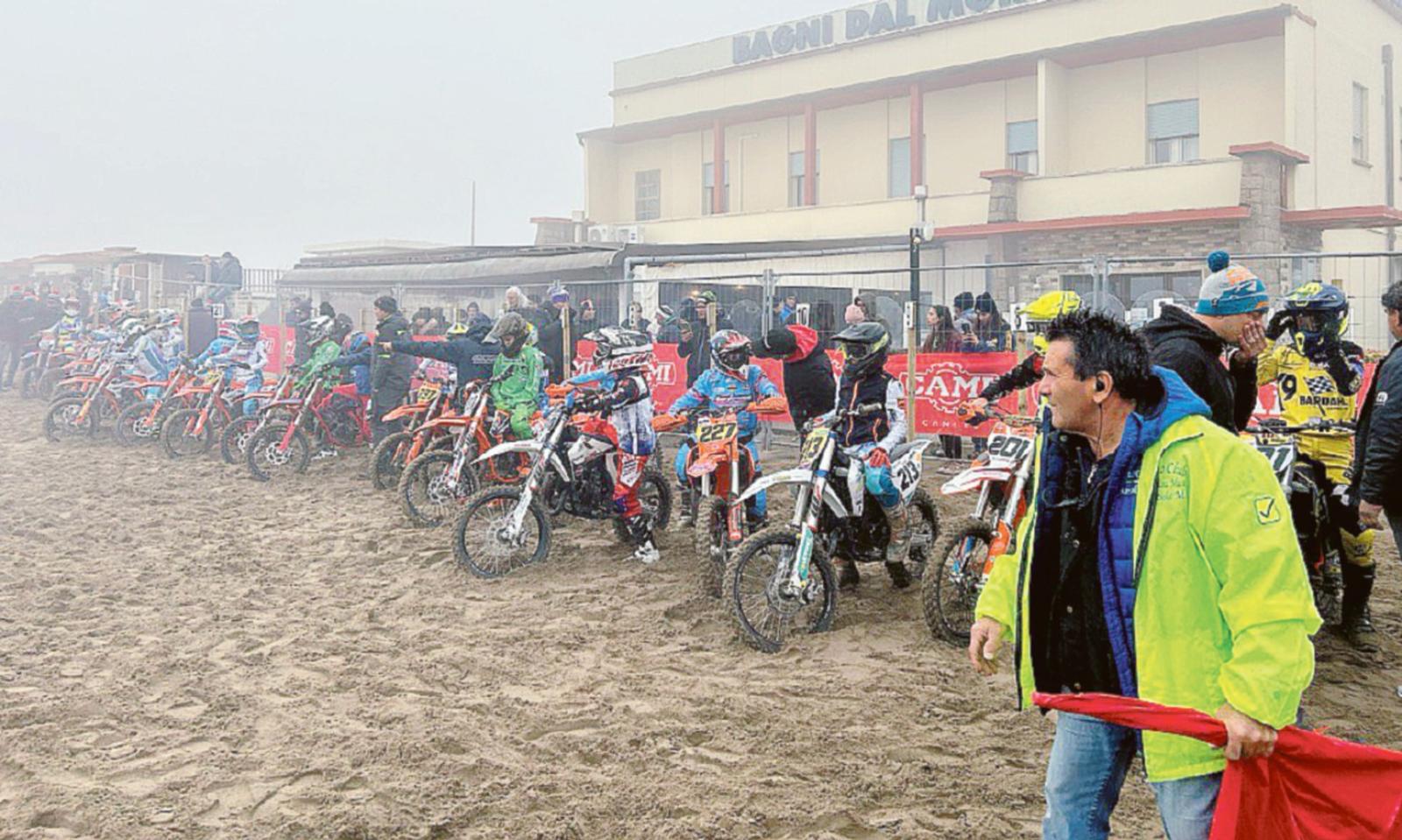 Il motocross si &ldquo;prende&rdquo; la spiaggia
