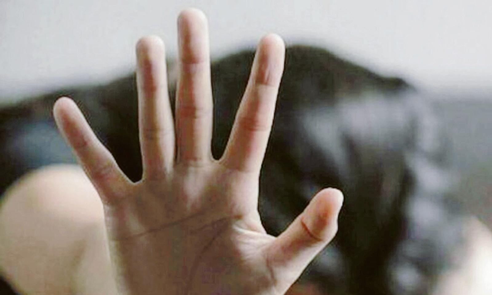 &ldquo;Obbligava la moglie agli scambi di coppia&rdquo;: chiesti due anni