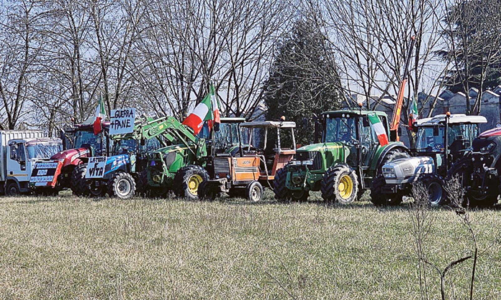 Trattori schierati in paese