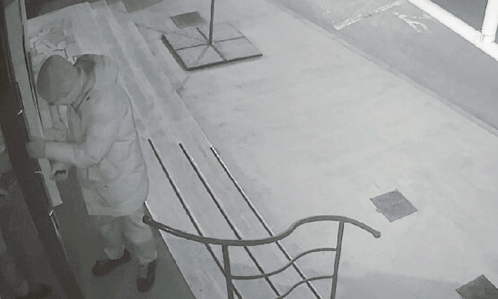 Mister &ldquo;cacciavite&rdquo; semina paura