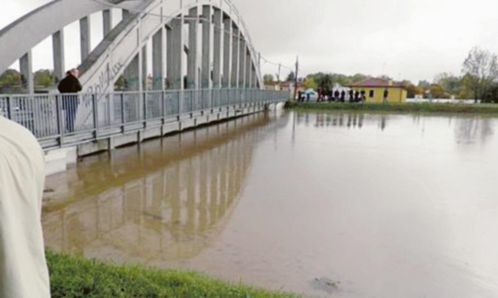 Bacchiglione in piena il sindaco attiva il Coc