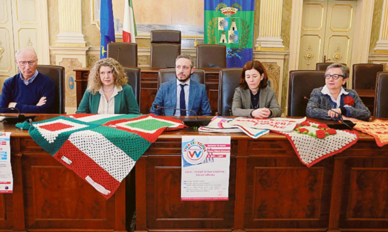 Una grande coperta ricamata coprir&agrave; il list&ograve;n