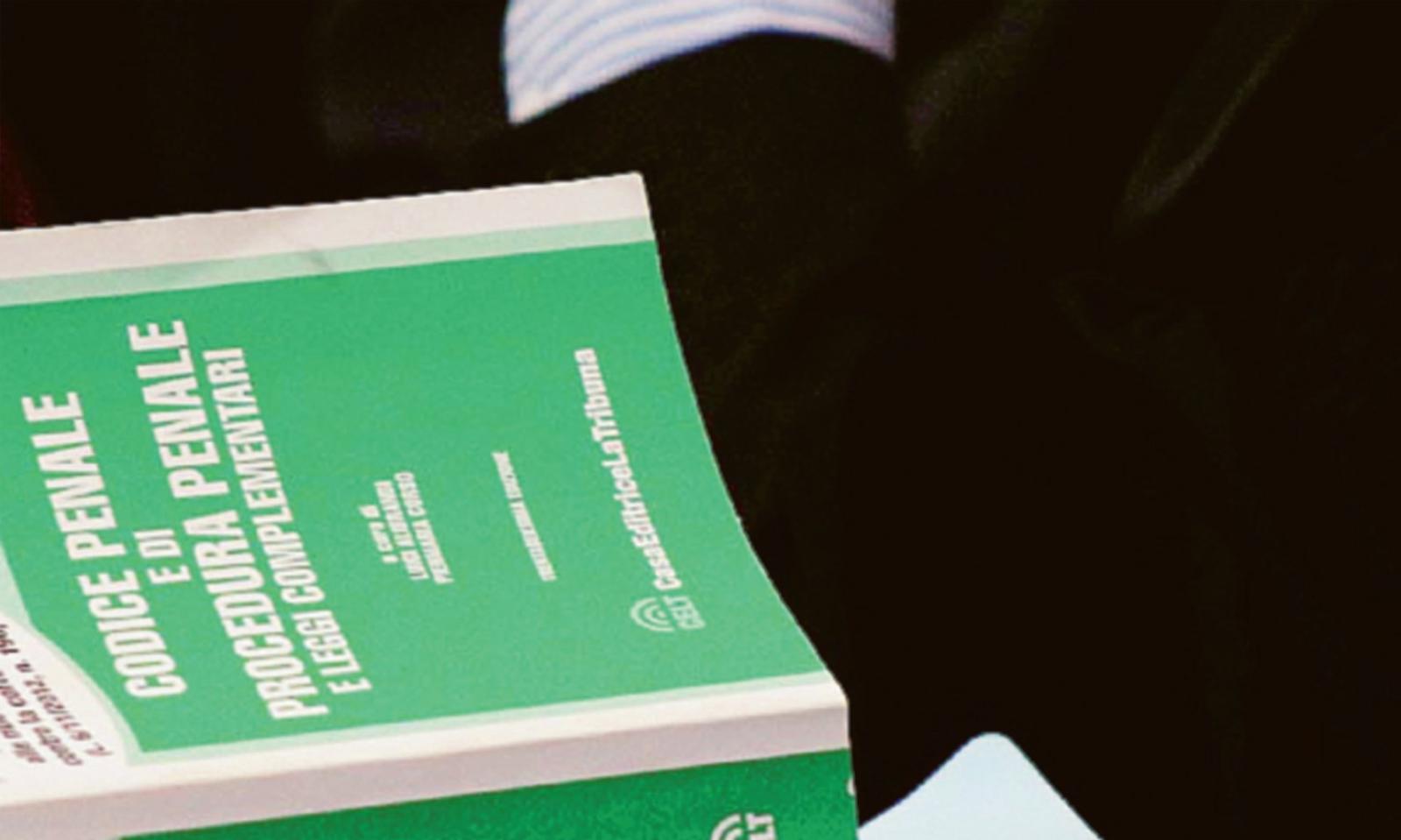 Voleva entrarle in casa in scooter