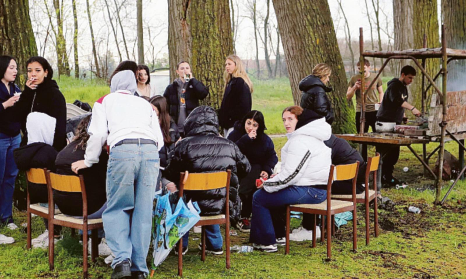 La Pasquetta con l&rsquo;ombrello non frena la voglia di grigliare