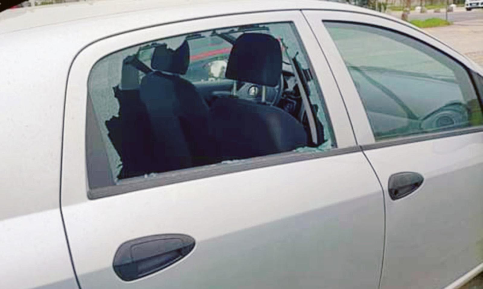 Spaccata di un auto al cimitero