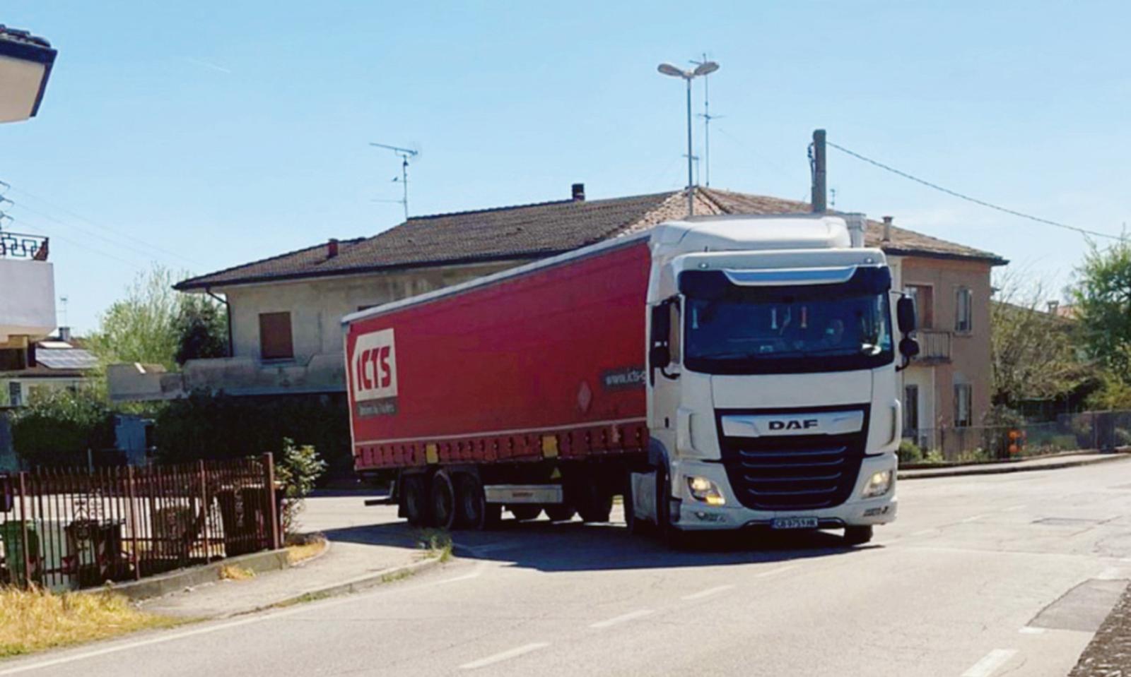 Troppi camion, residenti esasperati