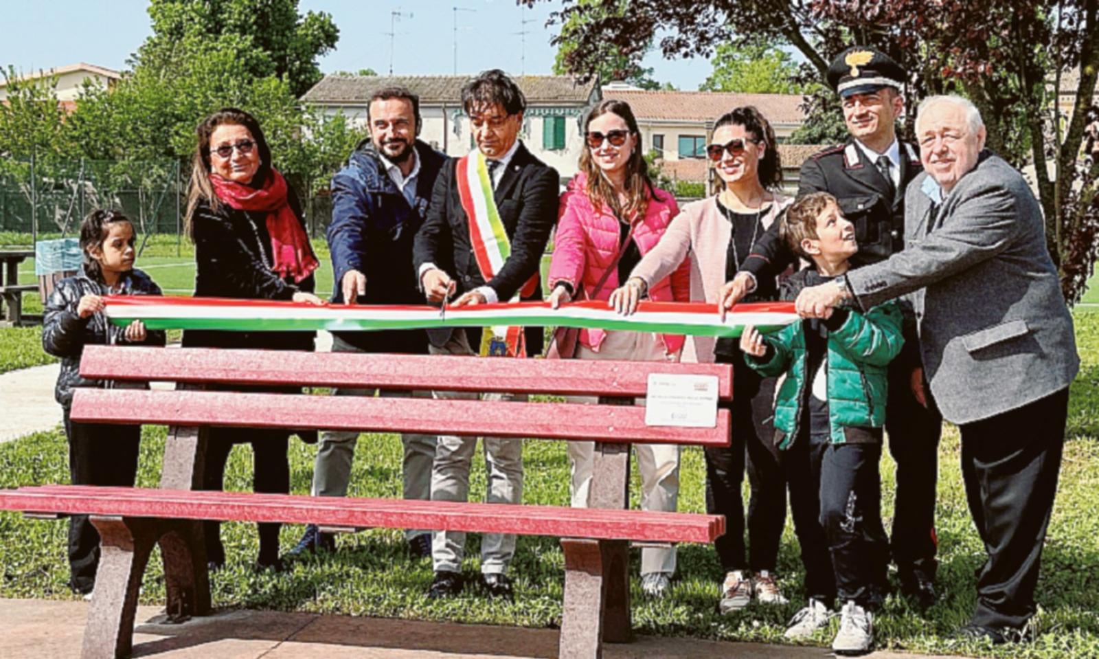 Inaugurata la panchina rossa
