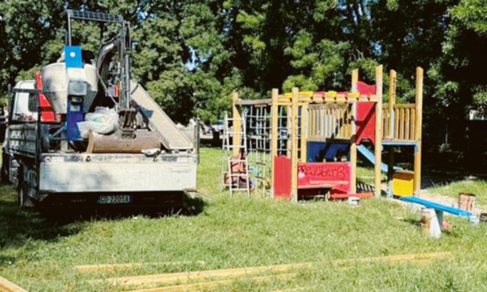 Parco conteso da bimbi e cani