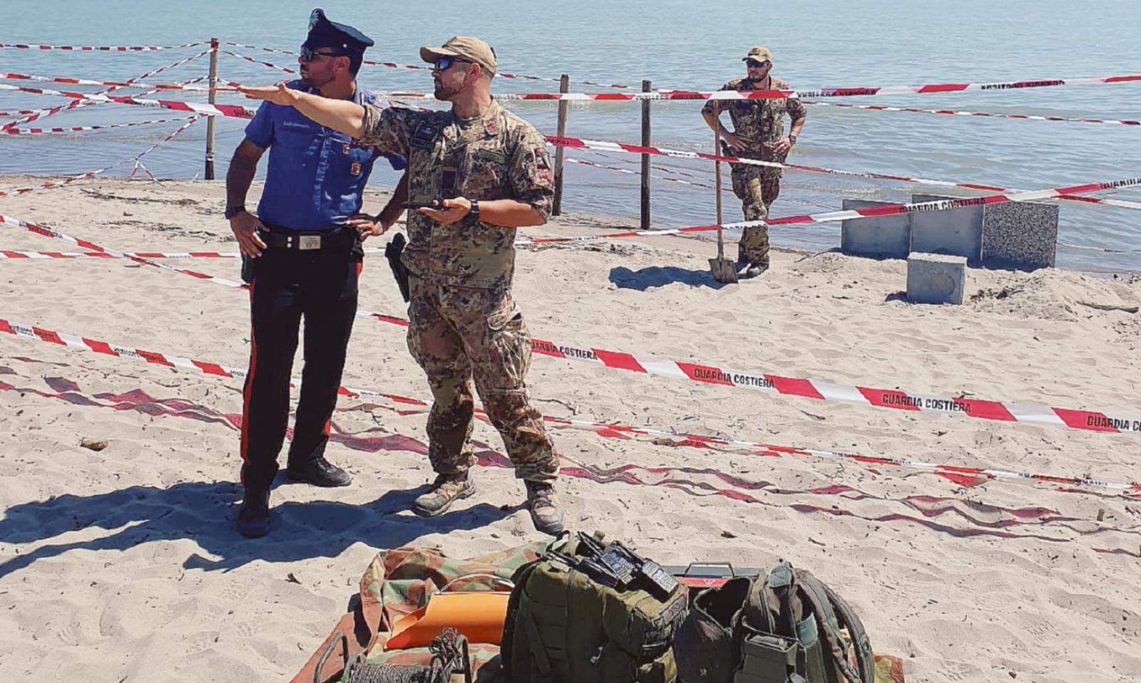 Bimbo trova una bomba in spiaggia e ci gioca