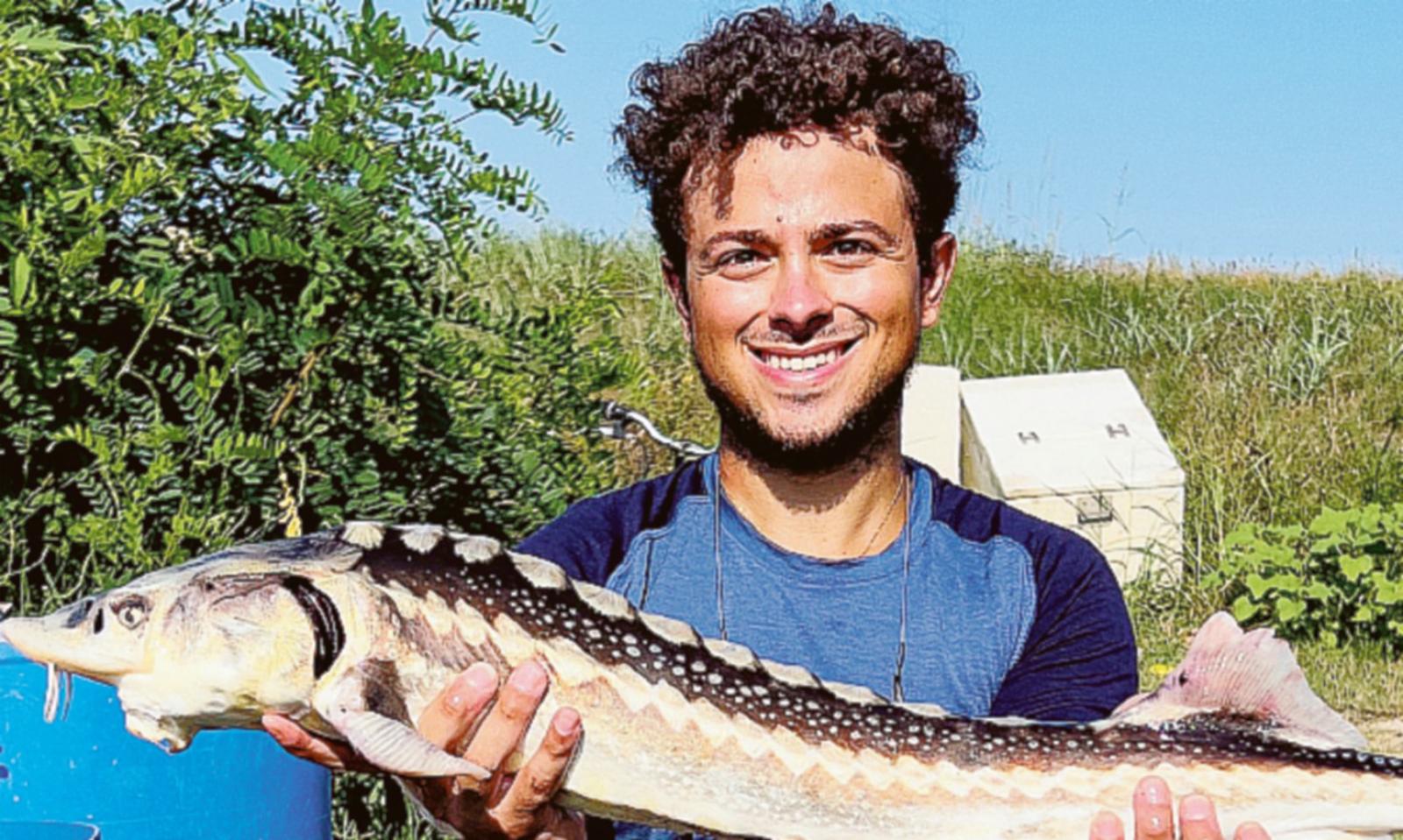 Dall&rsquo;acqua (finalmente) spunta uno storione