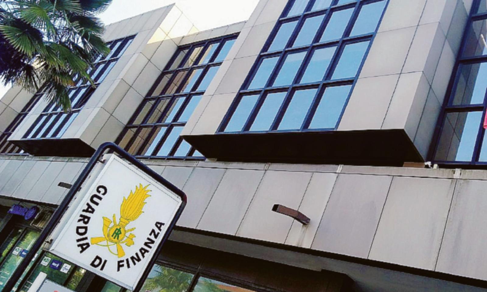 La Guardia di finanza si allontana