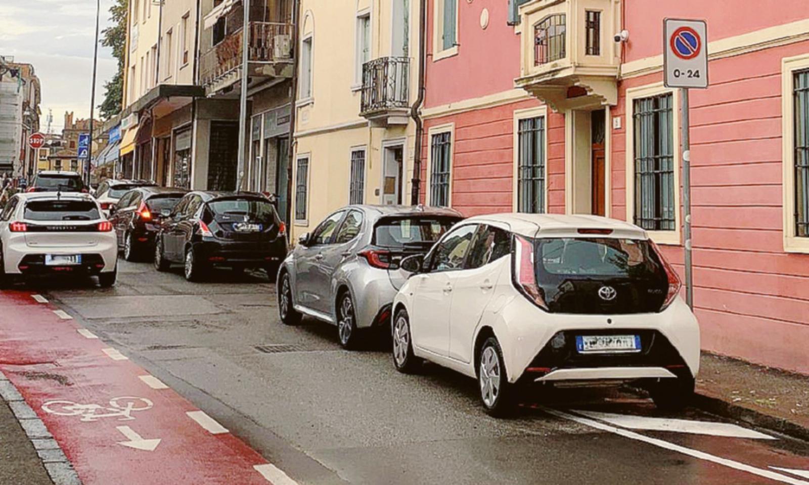 Via i parcheggi in via Don Minzoni