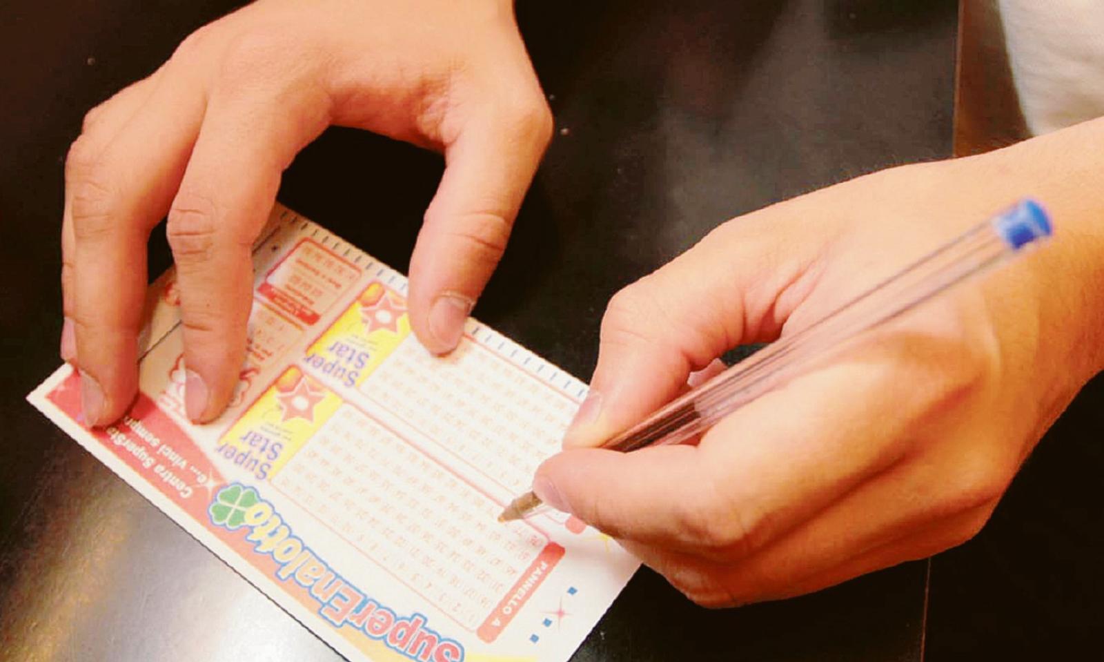 Vince 10mila euro ma dimentica di ritirarli