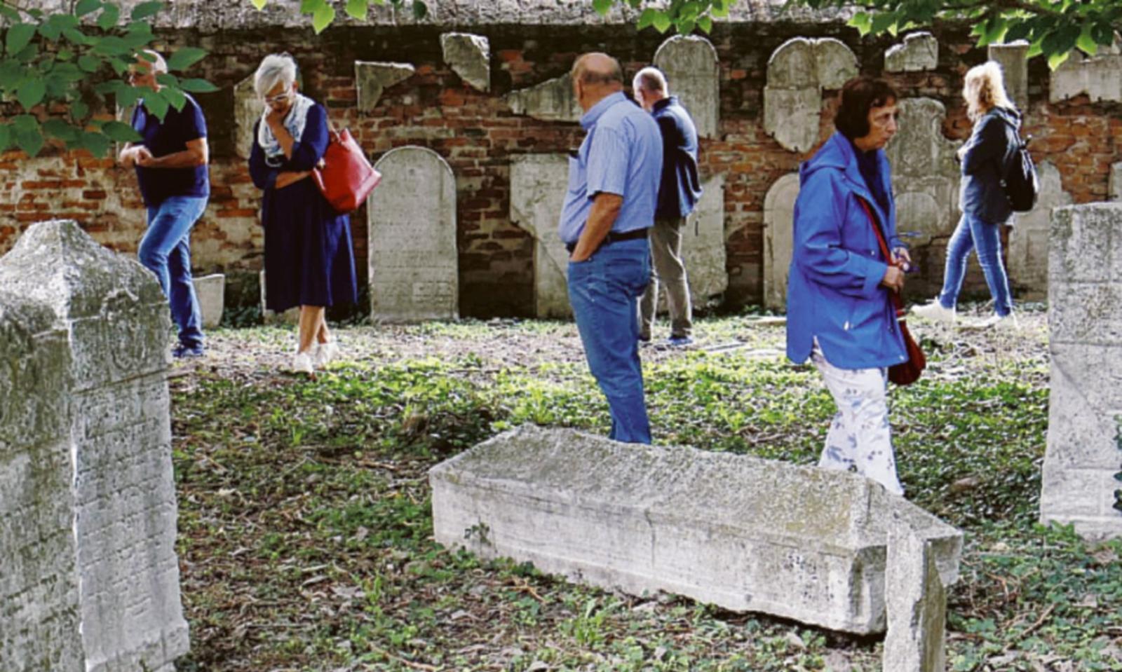 Visita al cimitero e mostra di foto