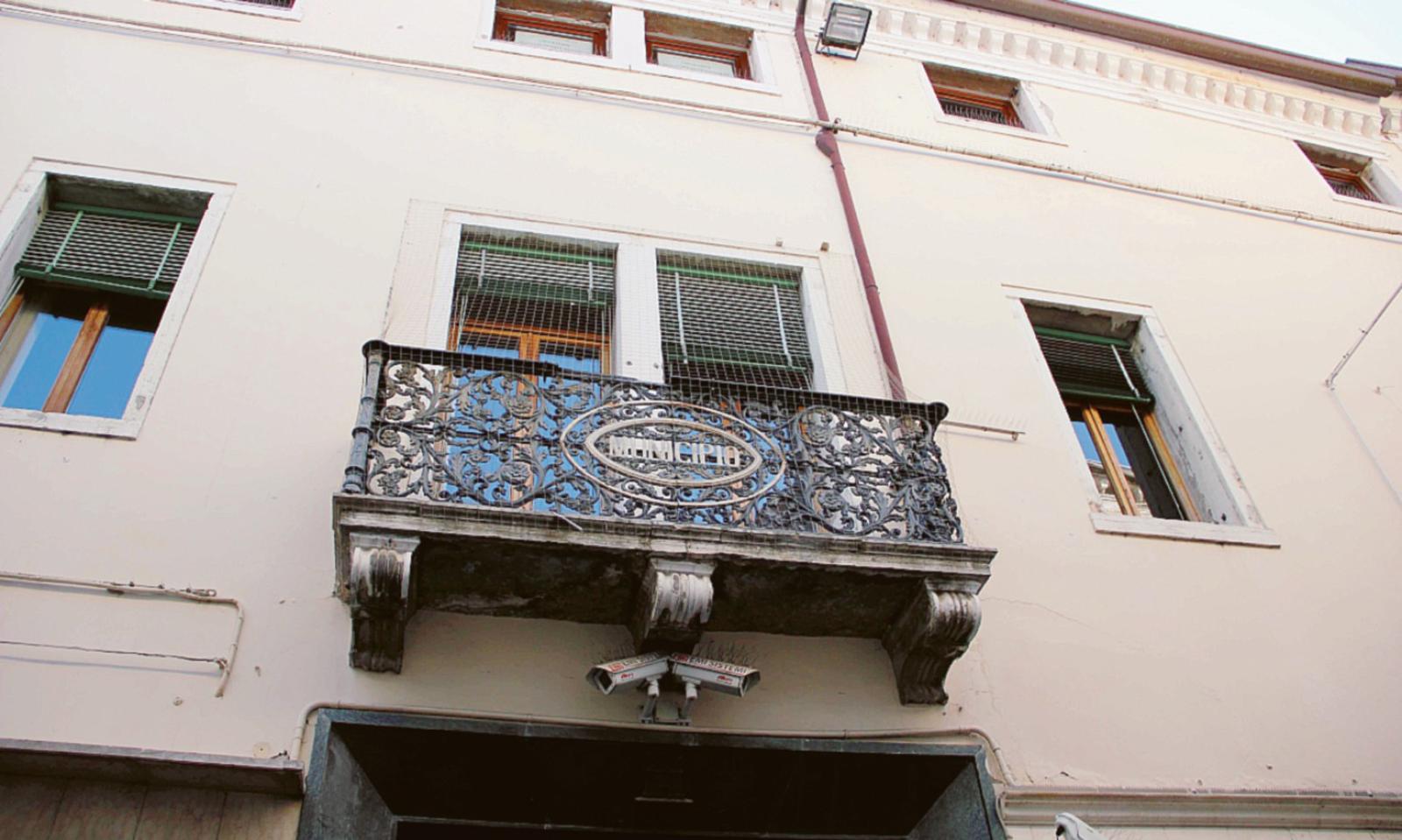 &ldquo;Lenzuolata&rdquo; di interrogazioni