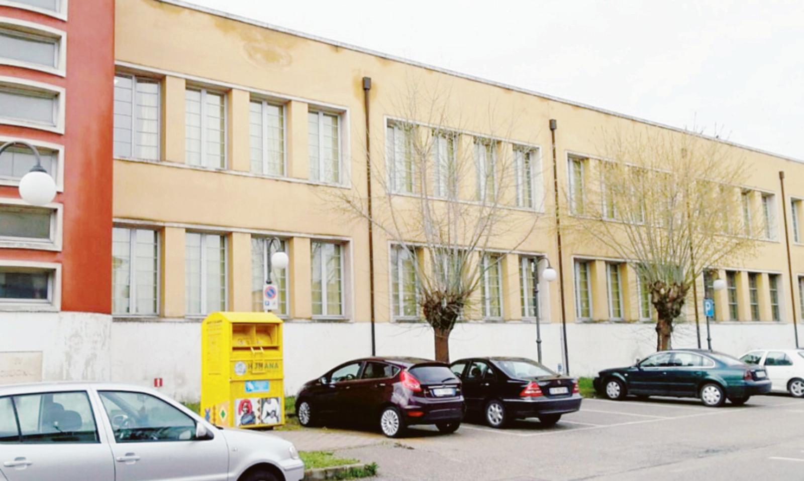 Basta infiltrazioni nella scuola