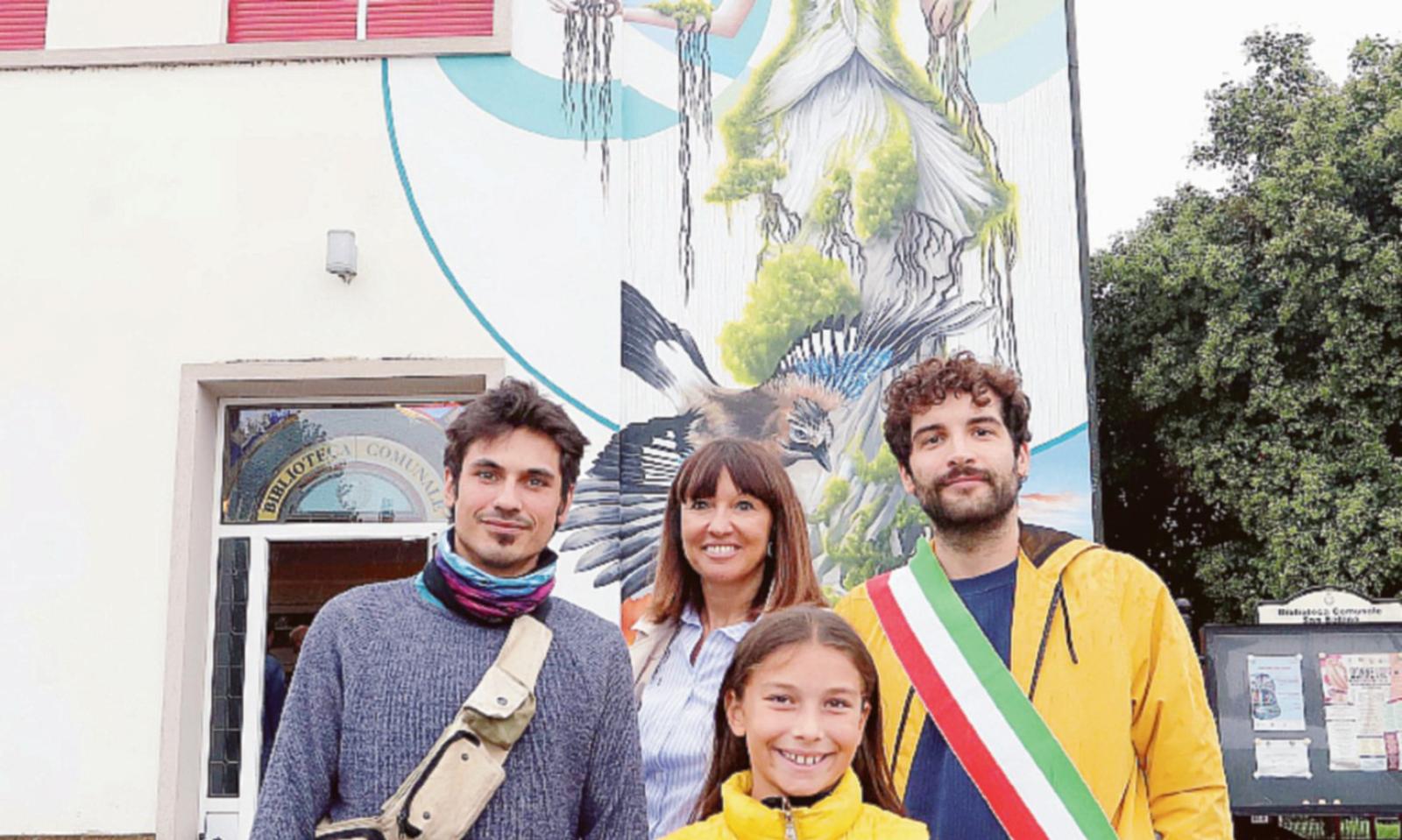 Un murale fa splendere il municipio