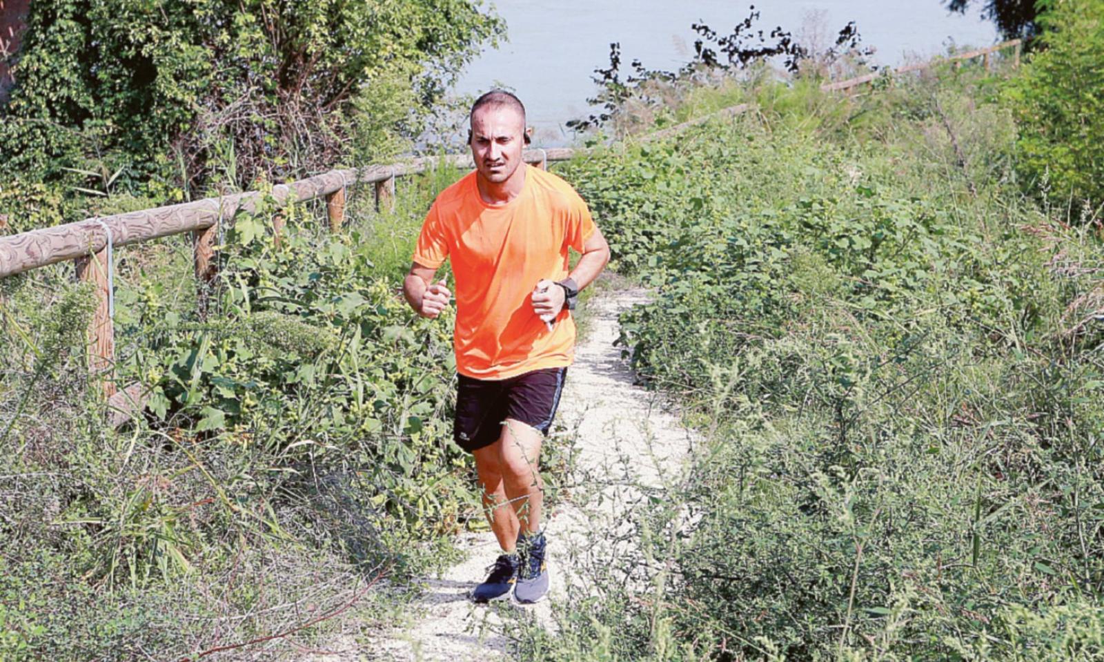 La ciclabile da vergogna, persa nell'erbaccia