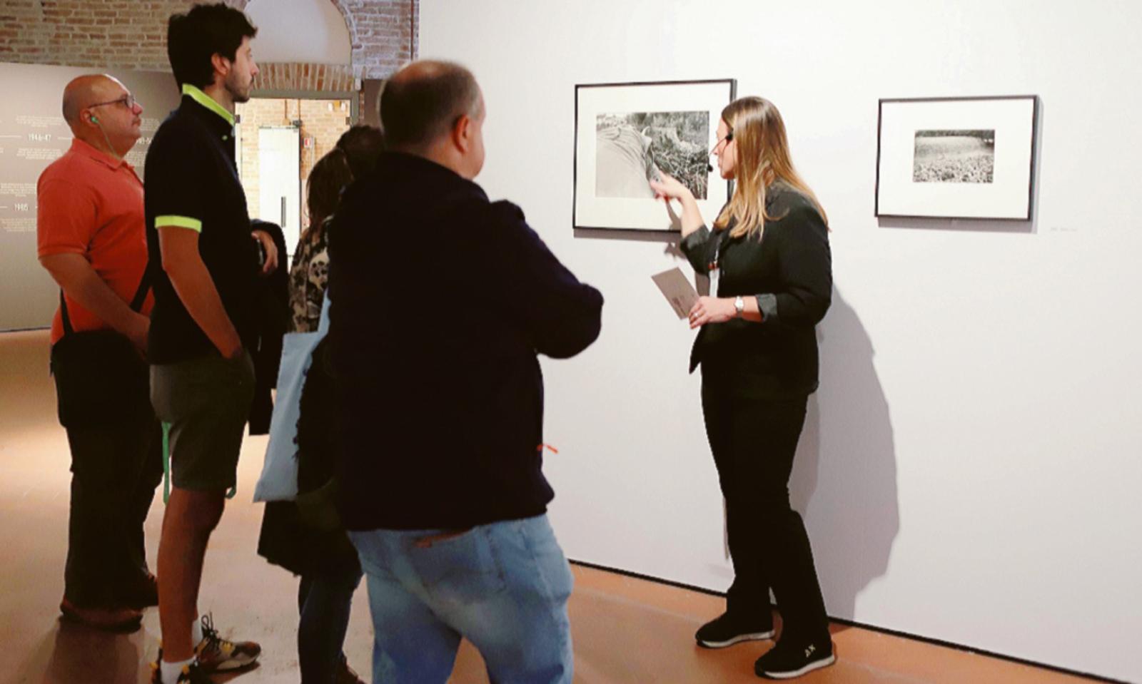 Subito una folla per Cartier-Bresson