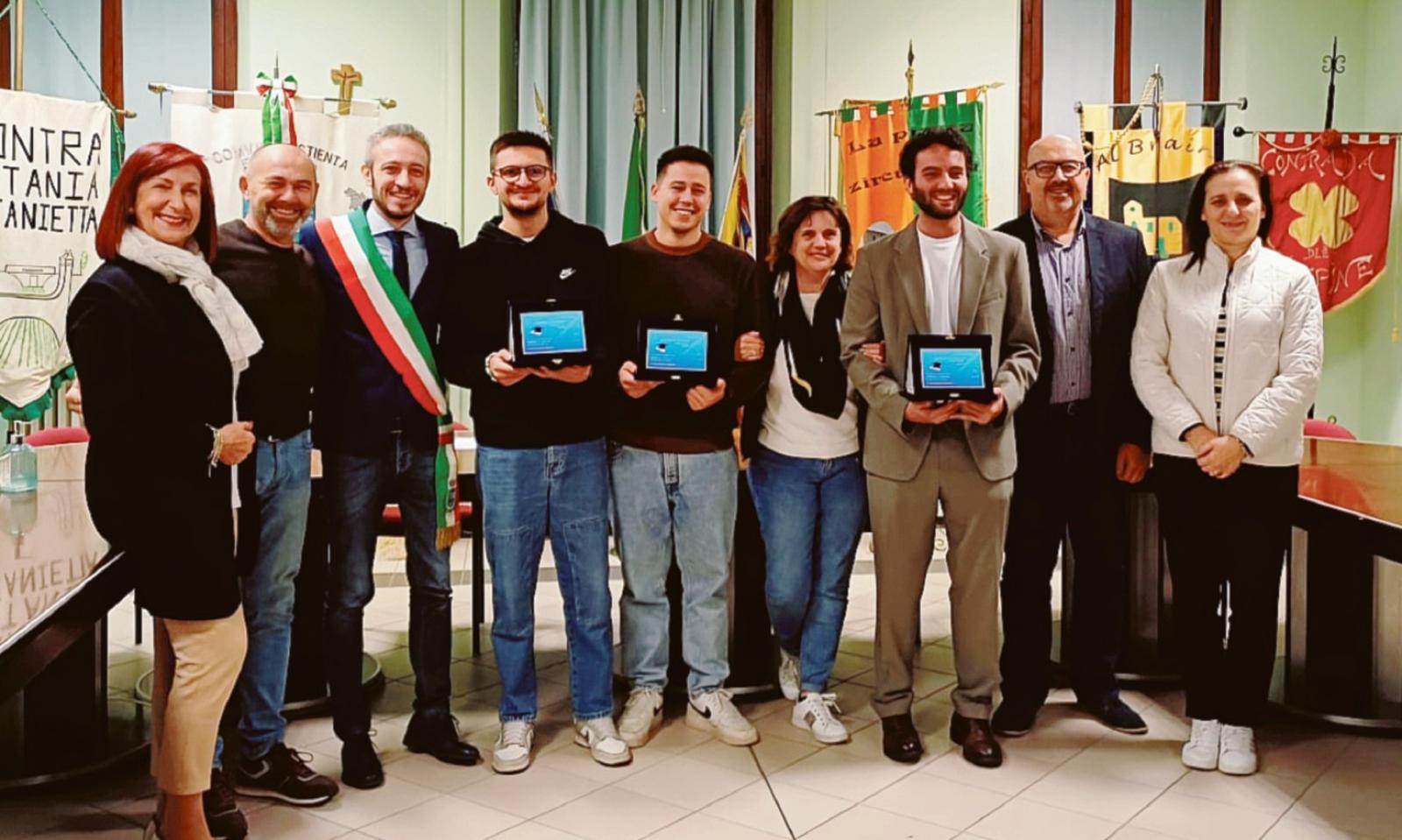 Il paese celebra cinque neo laureati