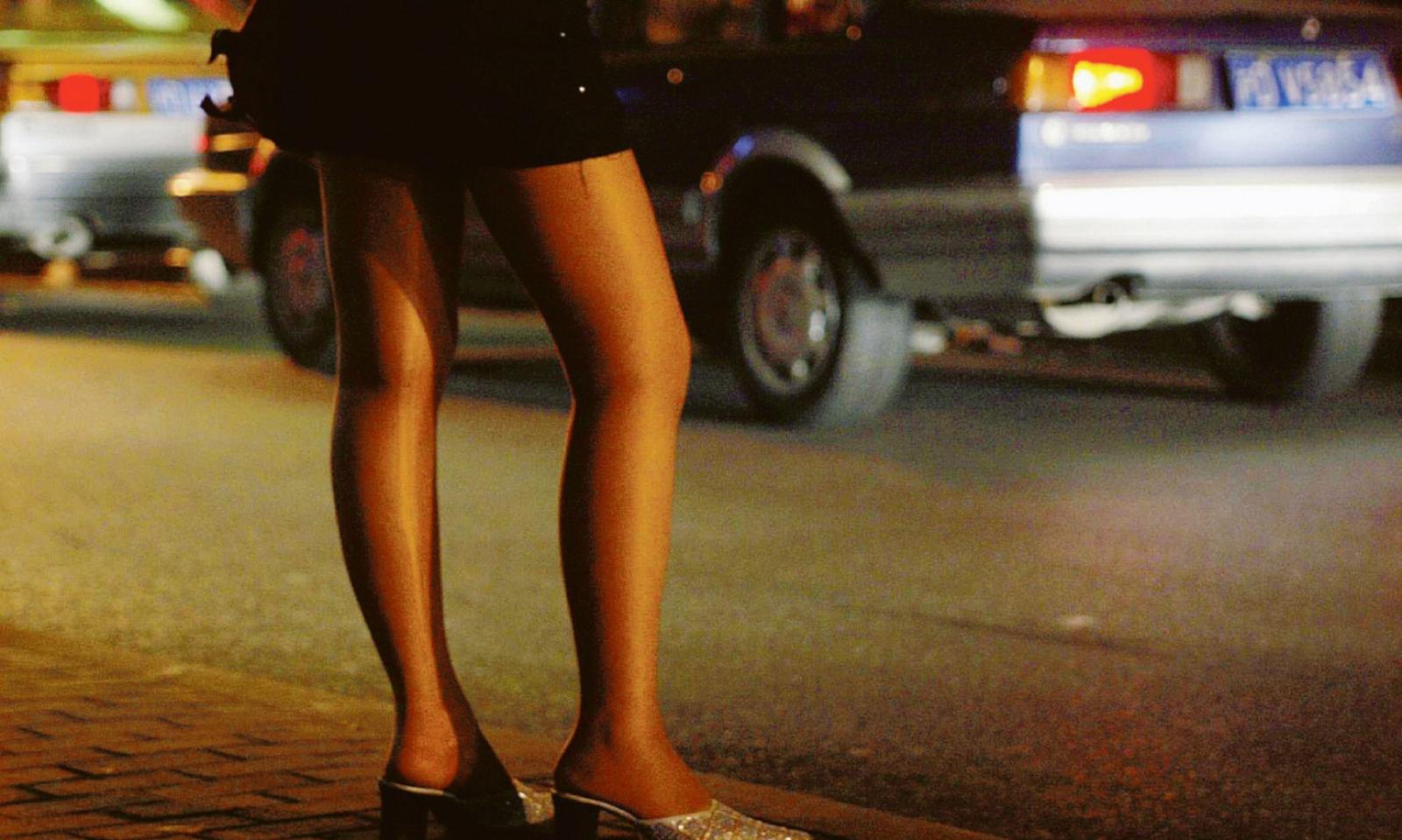 Accompagna la moglie a prostituirsi: denunciato per sfruttamento