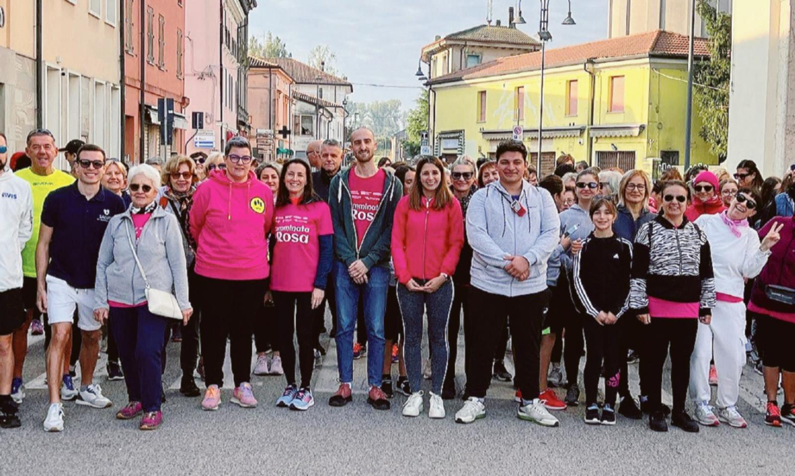 Un fiume rosa tra paese e golene