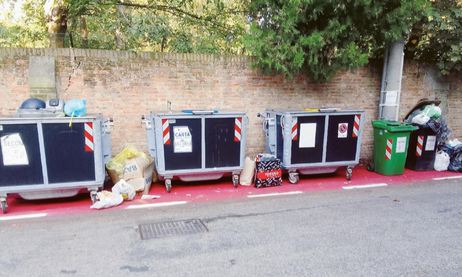 I cassonetti corrono sulla ciclabile